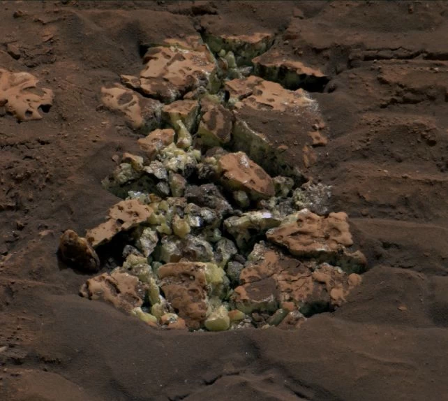 Curiosity, Marsta bir taşı kırdı ve büyük bir sürprizle karşılaştı