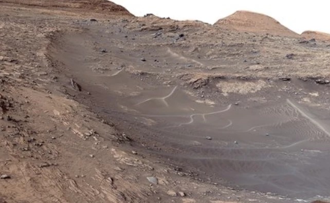 Curiosity, Marsta bir taşı kırdı ve büyük bir sürprizle karşılaştı