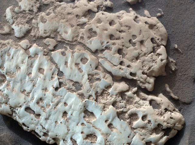 Curiosity, Marsta bir taşı kırdı ve büyük bir sürprizle karşılaştı