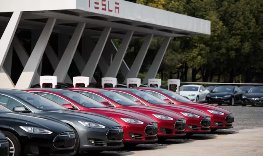 Tesla, yetersiz otopilot güvenlik kontrollerine sahip 2 milyon aracı geri çağırıyor