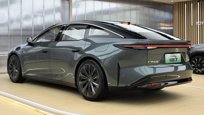 Toyota, bZ7 elektrikli otomobilini sunuyor