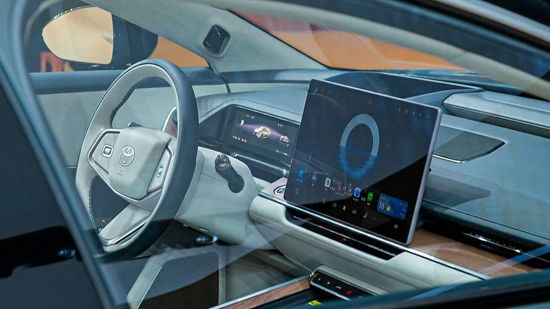 Toyota, bZ7 elektrikli otomobilini sunuyor